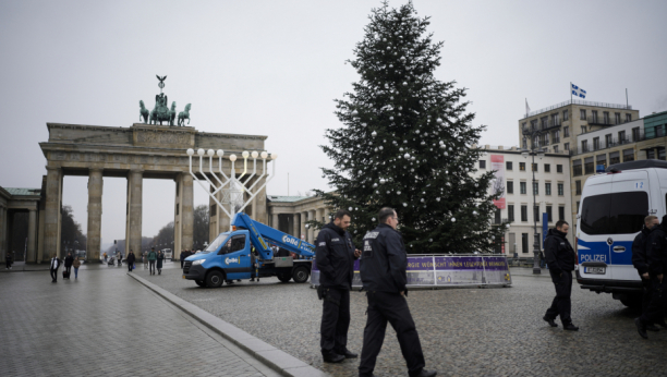 „OVO JE SAMO VRH JELKE“ Klimatski aktivisti uništili čuvenu božićnu jelku u Berlinu