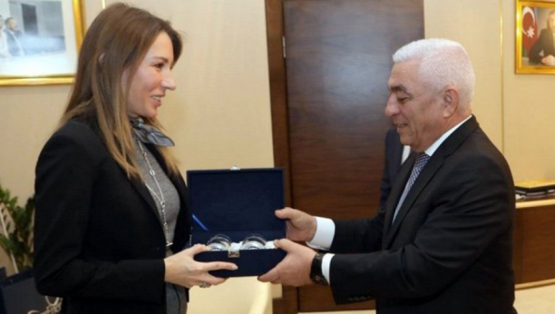 LEP GEST! Dubravka Đedović je dobila tradicionalni poklon tokom posete Azerbejdžanu