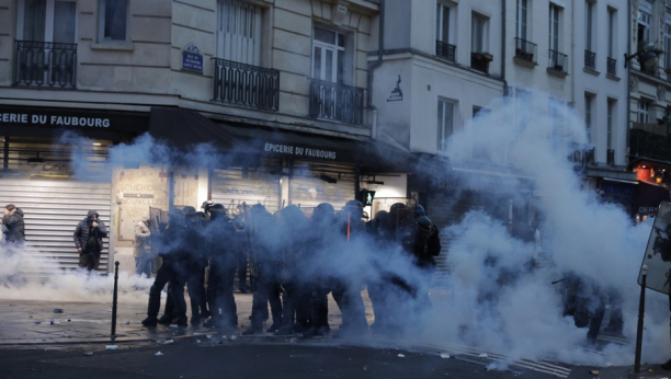 HAOS U PARIZU! Masovni neredi zbog napada, suzavac na ulicama