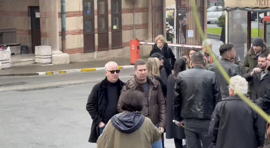ESTRADA NE PRESTAJE DA PRISTIŽE Matić i Bekuta nemi od tuge,  pevačica jedva stoji na nogama (FOTO/VIDEO)