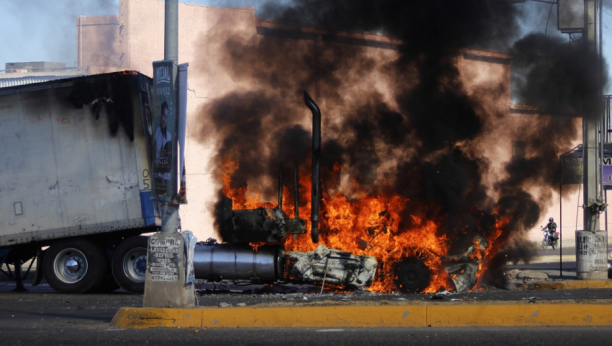 TOTALNI RAT U MEKSIKU! Cela zemlja u plamenu, vojska na ulicama, dirnuli su u osinje gnezdo! (FOTO)