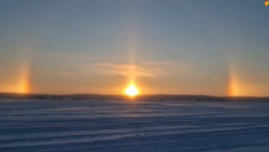 TRI SUNCA NA NEBU IZNAD RUSIJE! Neverovatna pojava snimljena na horizontu sibirskog grada! (VIDEO)