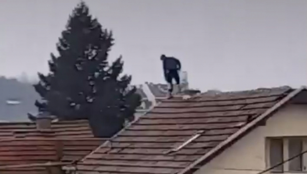 DRAMA U LESKOVCU 19-godišnji mladić koji preti da će skočiti sa krova kuće pobegao iz zatvora? (VIDEO)