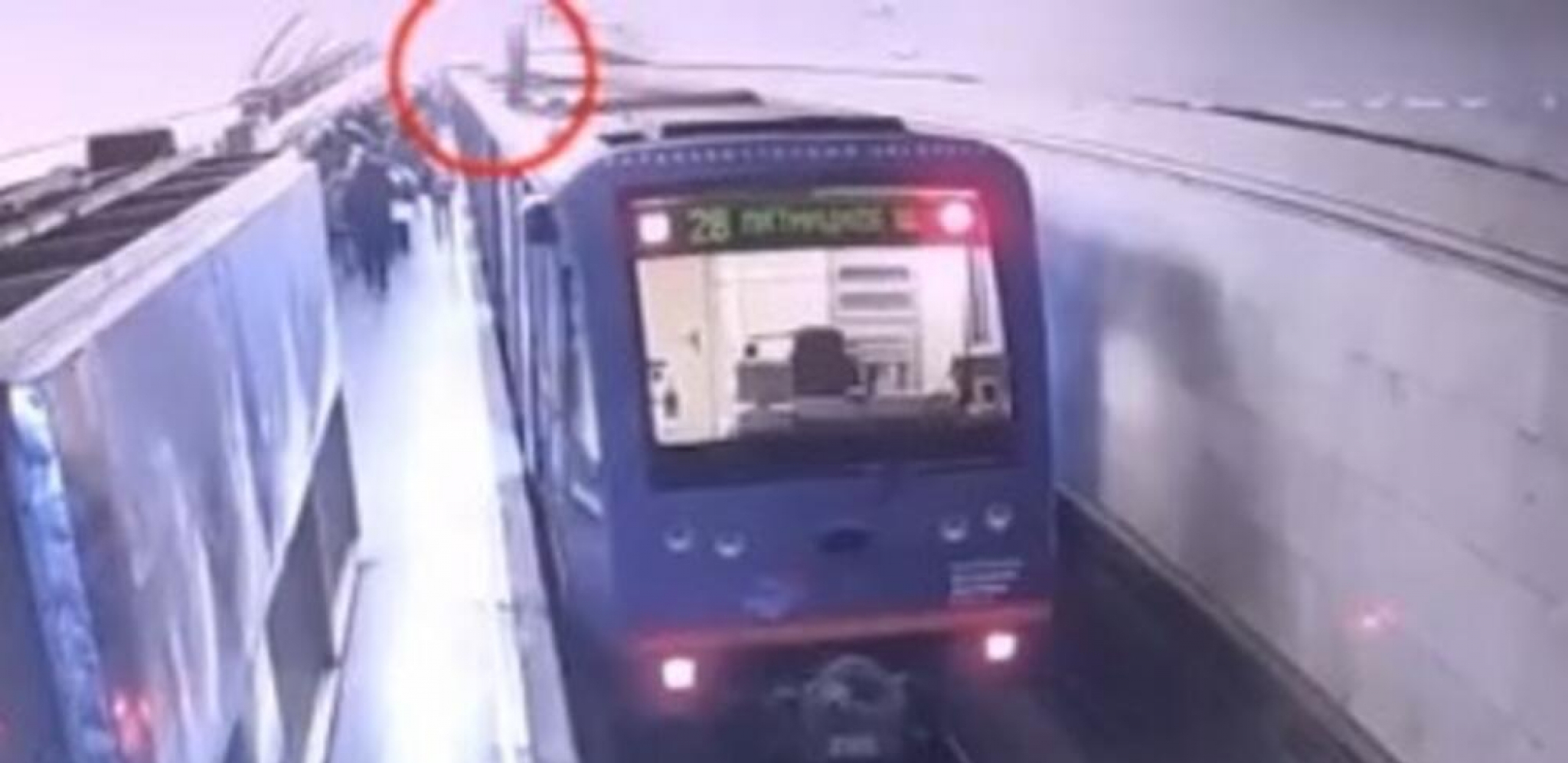 STRAŠAN SNIMAK ISPLIVAO NA DRUŠTVENE MREŽE Maloletnik divljao na stanici metroa, povod krajnje bizaran (VIDEO)