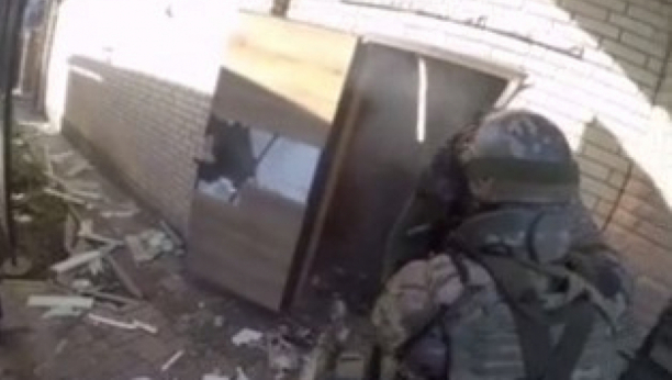 POGLEDAJTE AKCIJU RUSKIH SPECIJALACA Arsenal oružja, municije i uniformi pronađen u kući "kozačkog generala" (VIDEO)