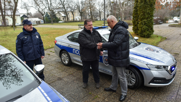 Gradonačelnik Stevan Bakić uručio ključeve dva automobila načelniku PU Subotica Borivoju Mucalju