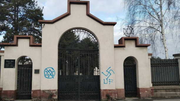 Nacistički grafiti na ulazu u Jevrejsko groblje