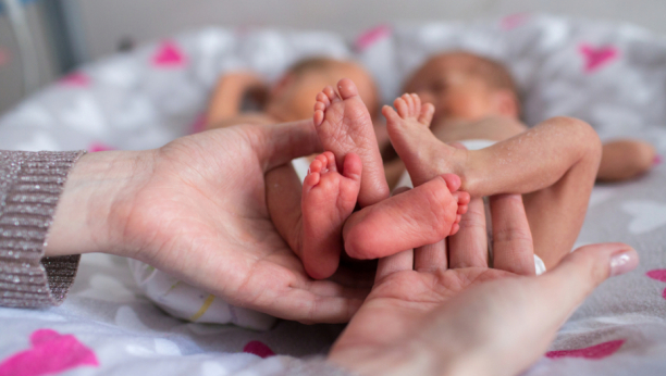Porodiljama na račun leglo 500 evra, za decu besplatan vrtić