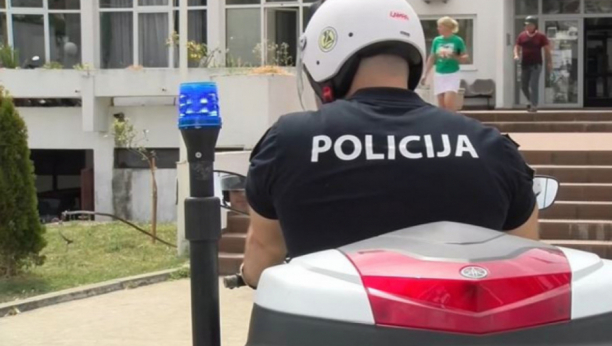 ŠTA SE DEŠAVA? Svi u šoku kada su videli šta policajac radi nasred ulice: "Da li je ovo moguće?" (VIDEO)