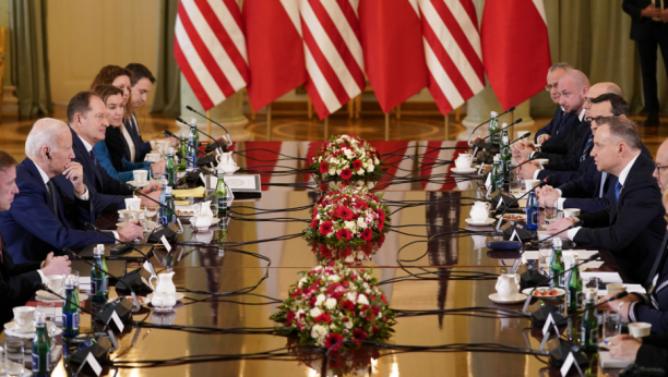 BAJDENOVO PRISUSTVO NA POLJSKOM TLU ŠALJE ''VAŽAN SIGNAL'' U Varšavi razgovarali Duda i američki predsednik (FOTO)