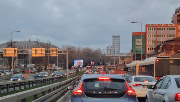 KOLAPS U BULEVARU VOJVODE MIŠIĆA Preprečio se autobus, blokiran put ka gradu! (FOTO/VIDEO)