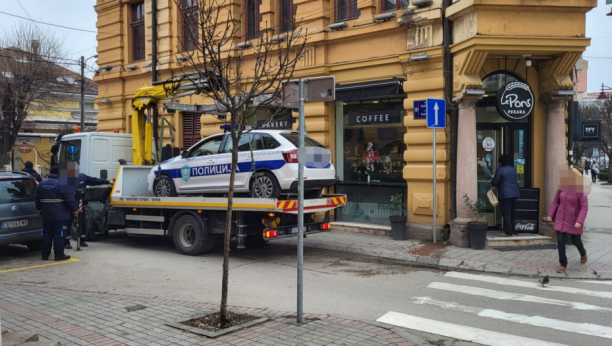 OVAJ PAUK KUPI SVE! Neverovatan prizor u centru Čačka: "Podignuto" vozilo policijske patrole (FOTO)