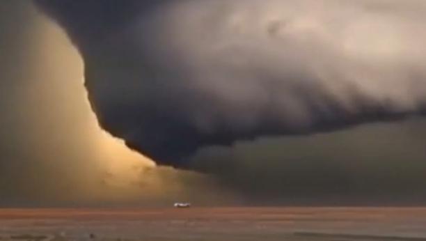 TROJE MRTVIH U PRIRODNOJ KATASTROFI Snažne oluje praćene tornadom napravile haos na jugu Amerike (VIDEO)