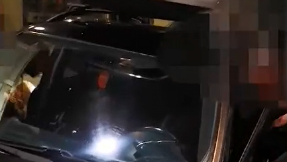 NESVAKIDAŠNJE HAPŠENJE NA NAPLATNOJ RAMPI Evo šta je policija našla u koferima uhapšenih, kad ih je i zvukla iz ''Mercedesa'' (VIDEO)