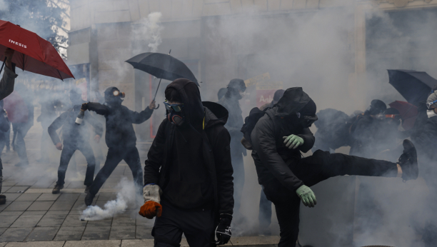 ŽESTOK SUKOB POLICIJE I DEMONSTANATA Pogledajte ove nemile scene na ulicama Pariza (FOTO)