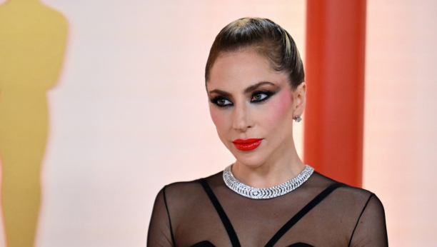 NAJBOLJI STAJLING NA DODELI OSKARA Lejdi Gaga u zanimljivoj crnoj haljini koju je nosila i Điđi Hadid na pisti
