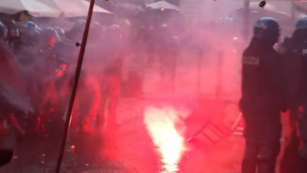 SKANDAL U NAPULJU Pred revanš u Ligi šampiona, navijači Ajntrahta napali policiju, stigli i ultrasi Napolija (VIDEO)