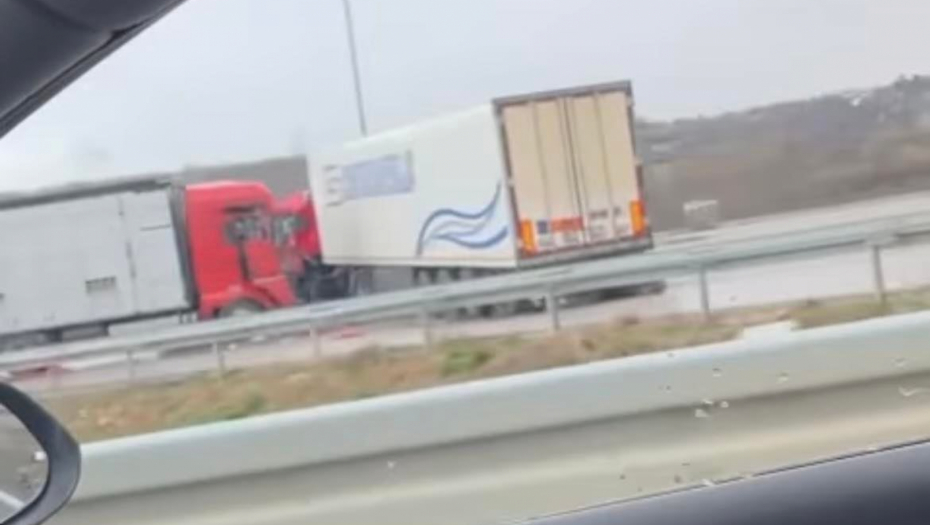 VOZAČ I PUTNIK IZ TUTINA TEŠKO POVREĐENI Novi detalji sudara dva kamiona u Resniku! (VIDEO)