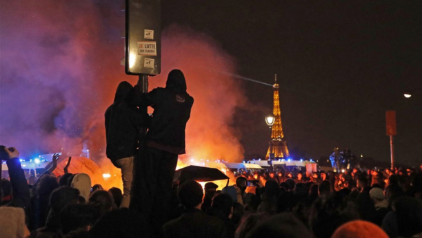 PARIZ U PLAMENU Demonstranti pale grad, policija upotrebljava suzavac i vodene topove (FOTO)