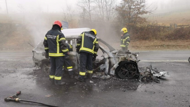 EKSPLOZIJA U CENTRU GORNJEG MILANOVCA Izgorelo službeno vozilo: Očevici ističu da postoje indicije da je požar podmetnut (FOTO)