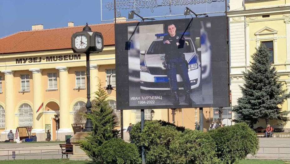 GODIŠNJICA UBISTVA POLICAJCA ĐURĐEVCA Kolegi u čast PU Zaječar postavila bilbord na Trgu Oslobođenja (FOTO)