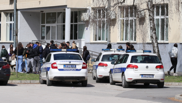 POLICIJA HITNO IZAŠLA NA TEREN Dojave o bombama u novosadskim školama (FOTO)