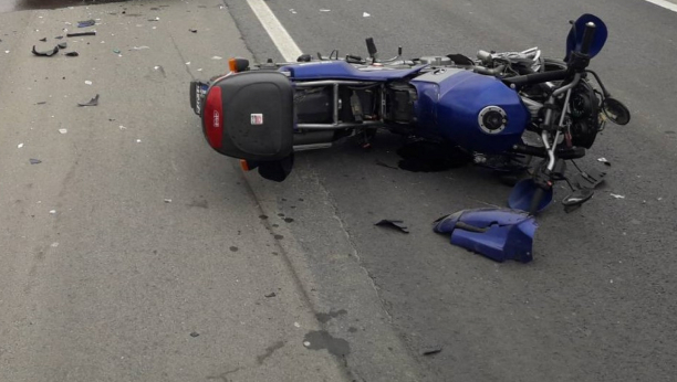 PRETICAO MOTOROM, PA SE ZAKUCAO U ''GOLF'' IZ SUPROTNOG SMERA Saobraćajka u Novom Pazaru, povređen motociklista!