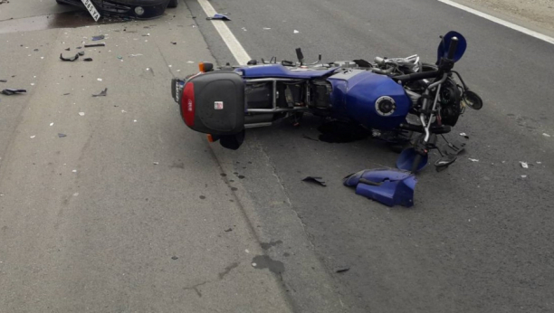 MOTOCIKLISTA SE ZAKUCAO U OGRADU Teško povređen prebačen u bolnicu, gadna saobraćajka kod Bora