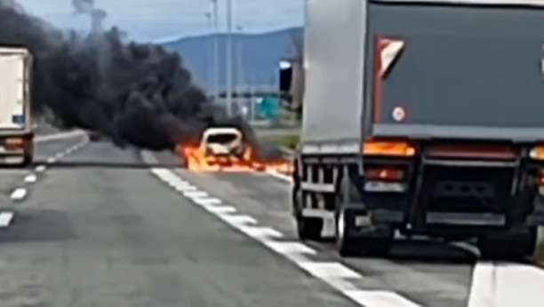 VATRA PROGUTALA AUTO Izgorelo vozilo na auto-putu (VIDEO)