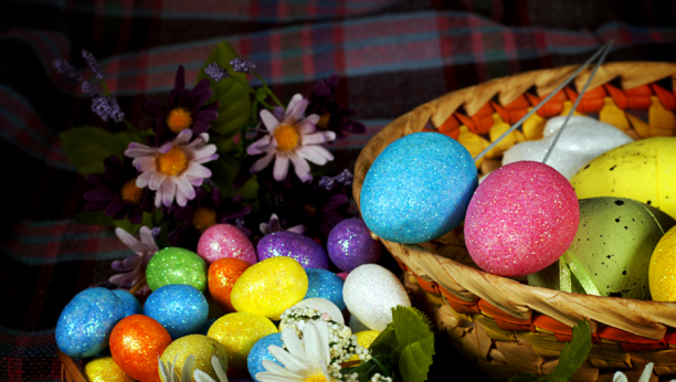 ZABORAVITE LUKOVINU, TRAVU, ČARAPE Svetlucava jaja su hit ovog proleća, a treba vam samo jedna namirnica