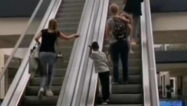 URNEBESNO Devojka "zalutala" na pokretnim stepenicama, svi se smeju, a nikog da pomogne (VIDEO)