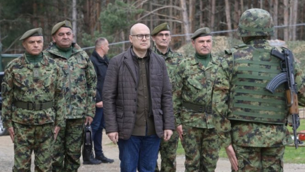 Ministar Vučević na Vaskrs sa pripadnicima Vojske Srbije u bazi Merdare