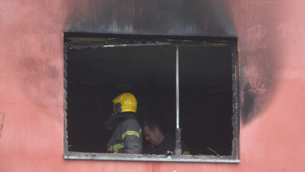 ZADOBIO OPEKOTINE DOK JE SPAŠAVAO MAJKU Sin žene nastradale u požaru u Sremčici hitno prevezen u bolnicu (FOTO)