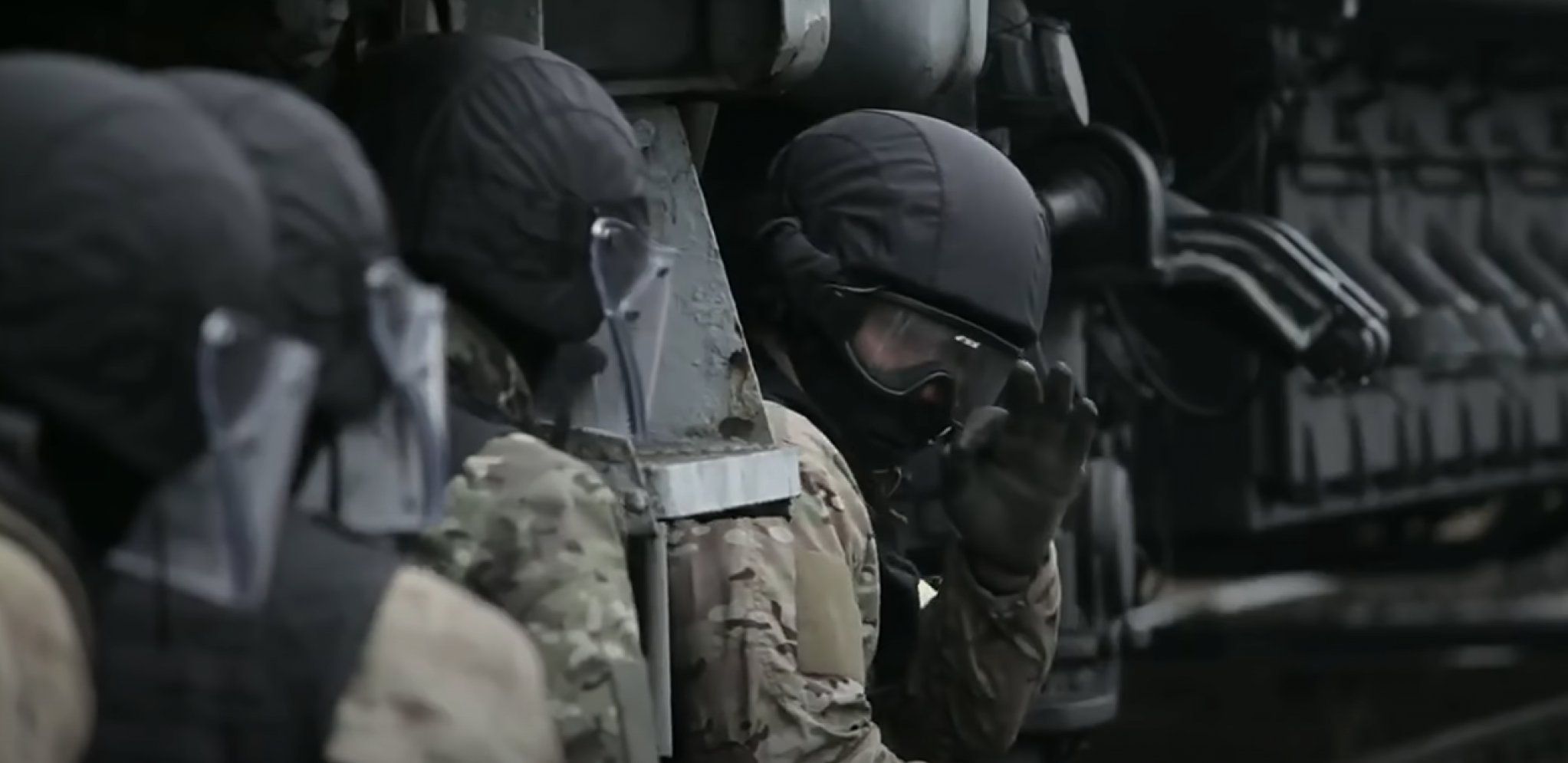 LISICE NA RUKAMA I POGNUTA GLAVA! FSB priveo tri osobe povezane sa terorističkim napadom (VIDEO)