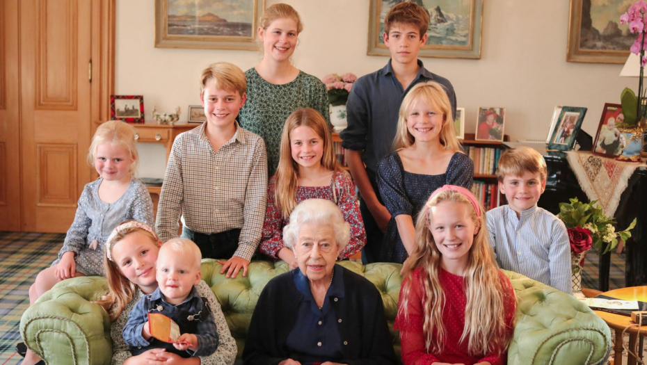 NIKAD VIĐENA FOTOGRAFIJA POKOJNE KRALJICE Prinčevi i pinceze sa Elizabetom ll, emotiva počast porodice