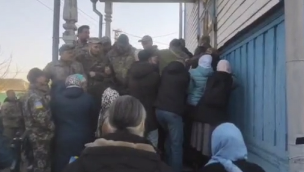 SADA POKUŠAVAJU DA PROVALE U KUĆU U KOJOJ SU MALA DECA! Militanti u vojnoj uniformi zauzeli pravoslavnu crkvu kod Kijeva (VIDEO)