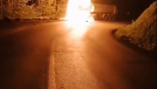 NA IRIŠKOM VENCU KAMION POTPUNO IZGOREO! Snimljen trenutak kada je zapaljeno vozilo eksplodiralo (VIDEO)