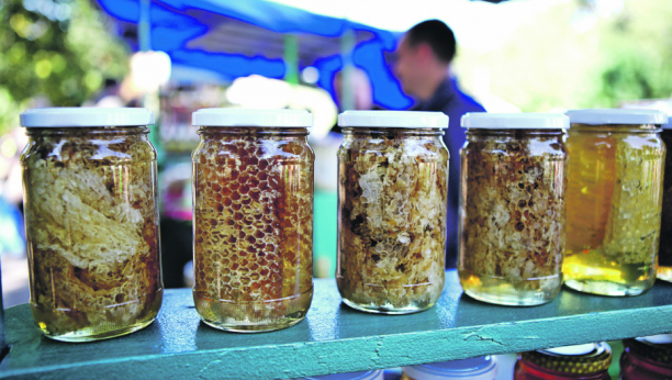 PREVARA Ogromne količine falsifikovanih pčelinjih proizvoda na tržištu: Lažni med košta, a nije ni hrana ni lek