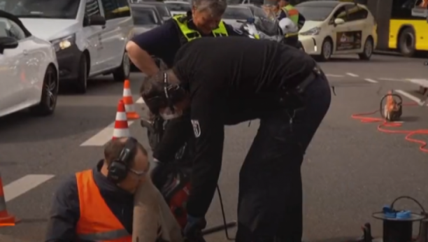 LAŽNI EKOLOZI SE ZALEPILI - POLICIJA IH ODLEPILA Nemačka demonstrante bušilicama sklanjala sa ulica, a nama prodaju priče! (VIDEO)