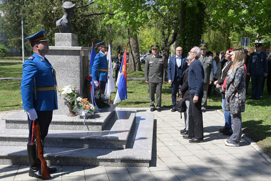 Ministar Vučević položio venac na spomenik palom borcu sa Кošara Tiboru Cerni (FOTO)