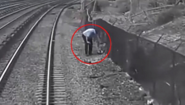 DA TI SRCE STANE Kondukter skočio iz voza, zgrabio dečaka... (VIDEO)