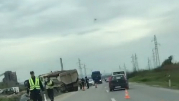 STRAVIČNA NESREĆA KOD VREOCA Jeziv prizor - nastradao muškarac u sudaru kamiona i automobila (VIDEO/FOTO)