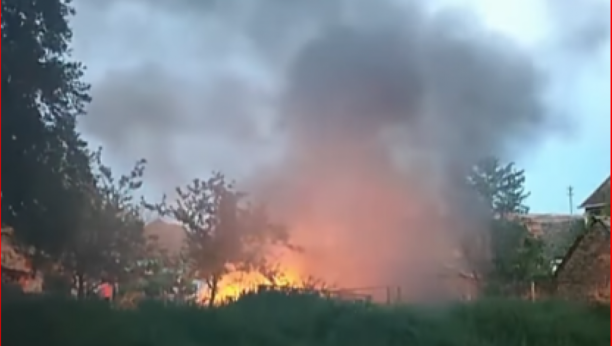 DRAMATIČAN PRIZOR U KOVAČICI Ogroman plamen guta dvorište porodične kuće (VIDEO)