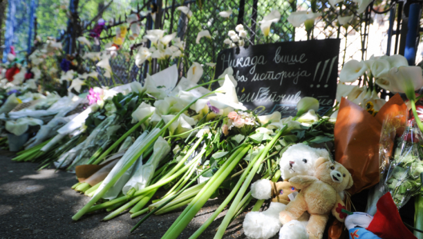 TREĆI DAN ŽALOSTI U SRBIJI Ožalošćeni donose igračke i cveće, pale sveće i oplakuju mrtve (FOTO)