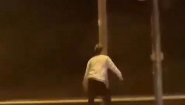 NEVIĐENI BEZOBRAZLUK I VANDALIZAM Tinejdžer pokušava da uništi semafor! (VIDEO)