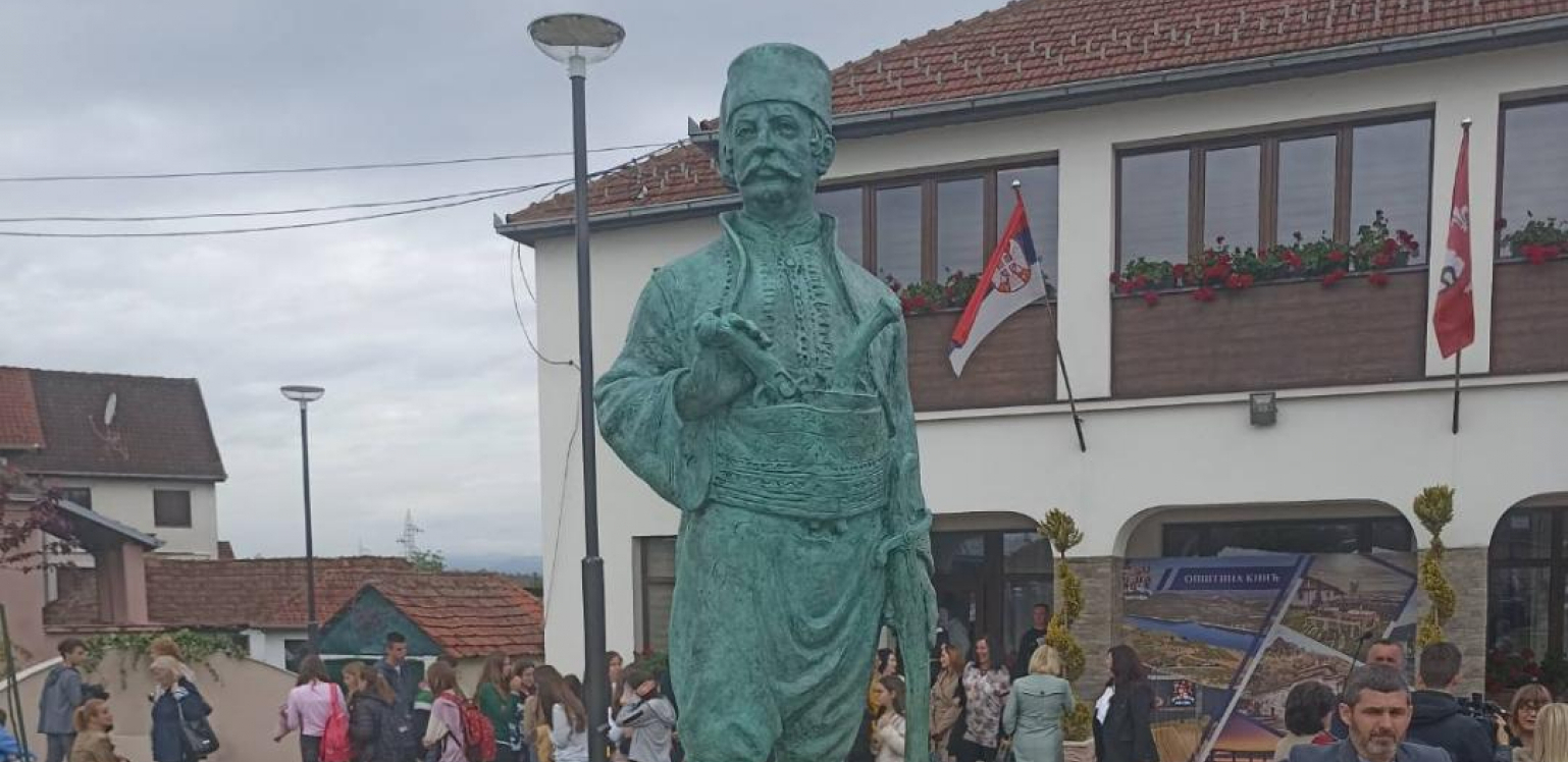 MAJA GOJKOVIĆ U KNIĆU: Podizanjem spomenika vojvodi Knićaninu Srbija ceni svoje velikane!