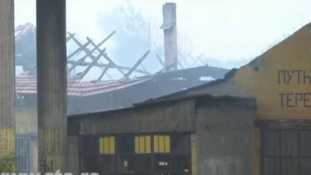 SEDAM PORODICA OSTALO BEZ KROVA NAD GLAVOM Požar izbio noćas oko pola tri, za 15 minuta sve je bilo u plamenu ispod Pančevačkog mosta (FOTO/VIDEO)
