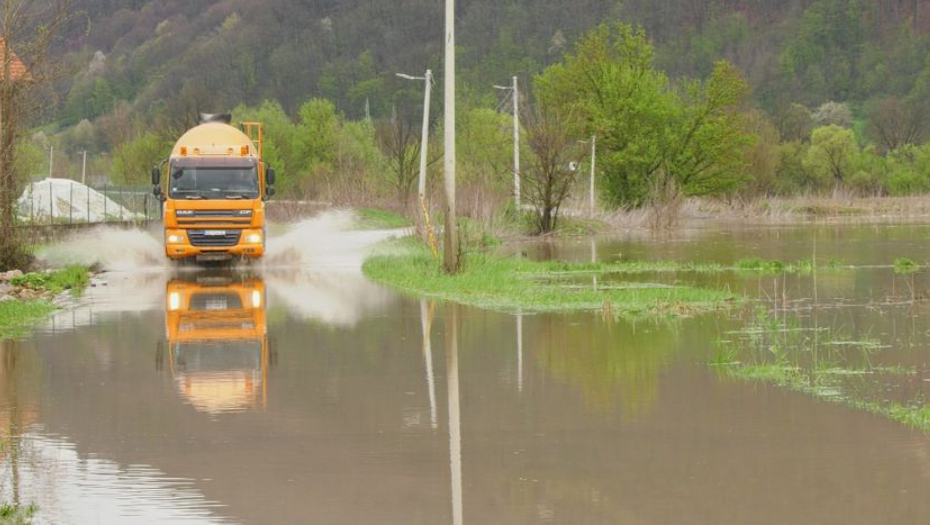SAVA PRETI KOD ŠAPCA Obilne padavine napravile pometnju u sredu u Novom Sadu, Koceljevu, Zrenjaninu, Prijepolju