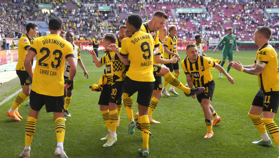 SPREMA SE SPEKTAKL Dortmund savladao Augzburg i preuzeo lidersku poziciju - sve će prštati u poslednjem kolu