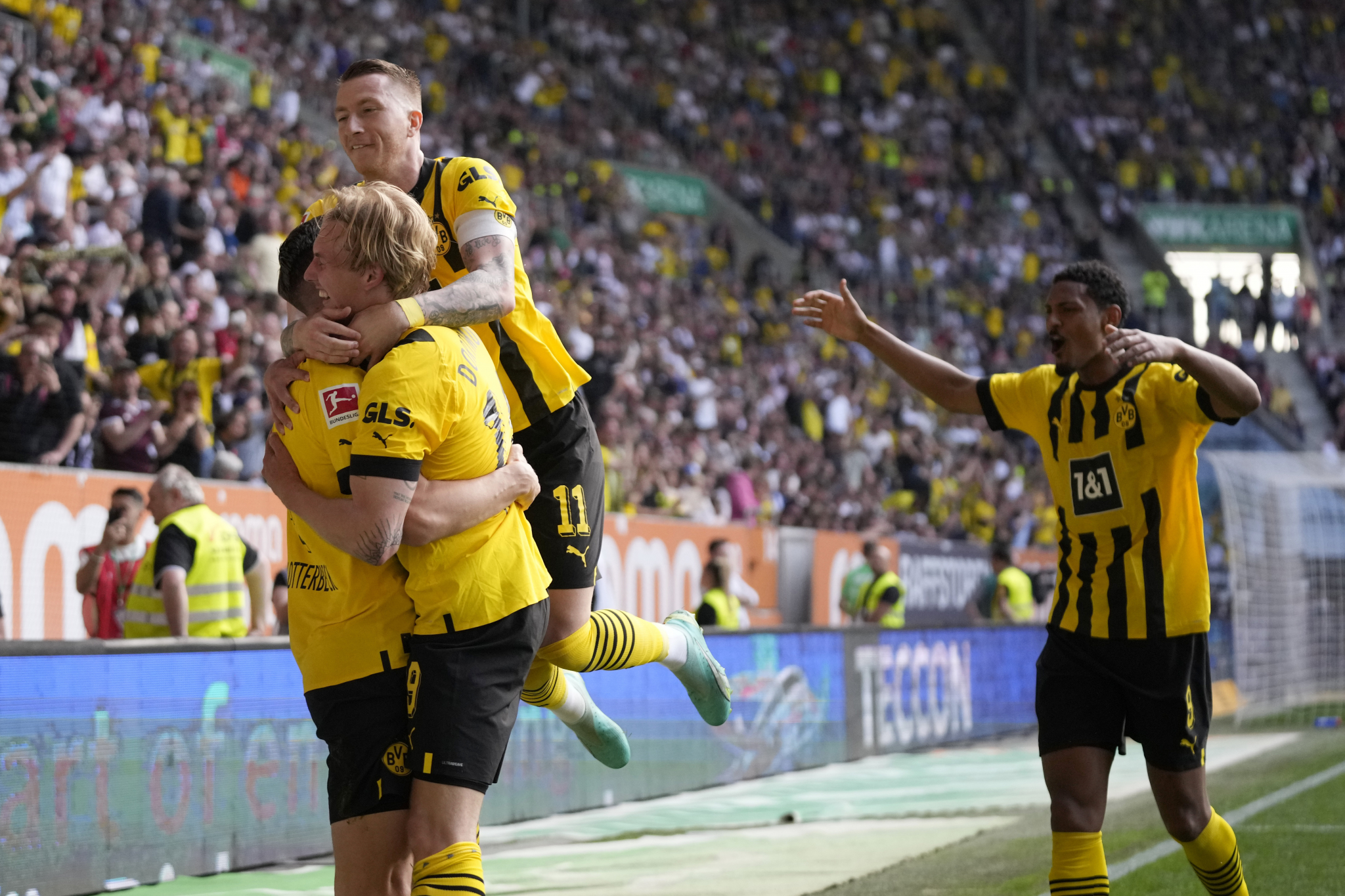 SPREMA SE SPEKTAKL Dortmund savladao Augzburg i preuzeo lidersku poziciju - sve će prštati u poslednjem kolu